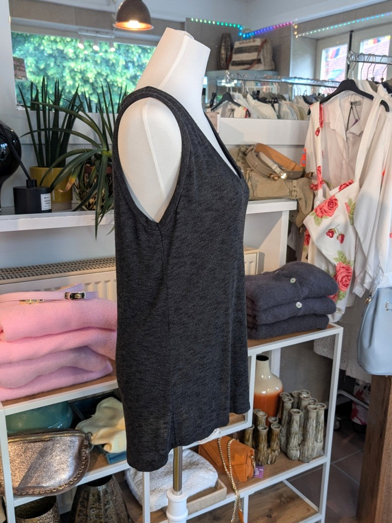 Genieße den Sommer in diesem beliebten langen Top von BELIEVE in elegantem Schwarz aus bequemer Baumwolle und in lässiger Passform!