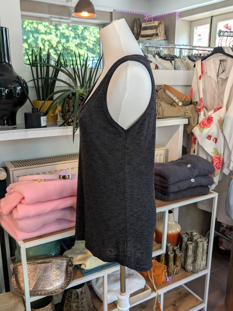 Genieße den Sommer in diesem beliebten langen Top von BELIEVE in elegantem Schwarz aus bequemer Baumwolle und in lässiger Passform!