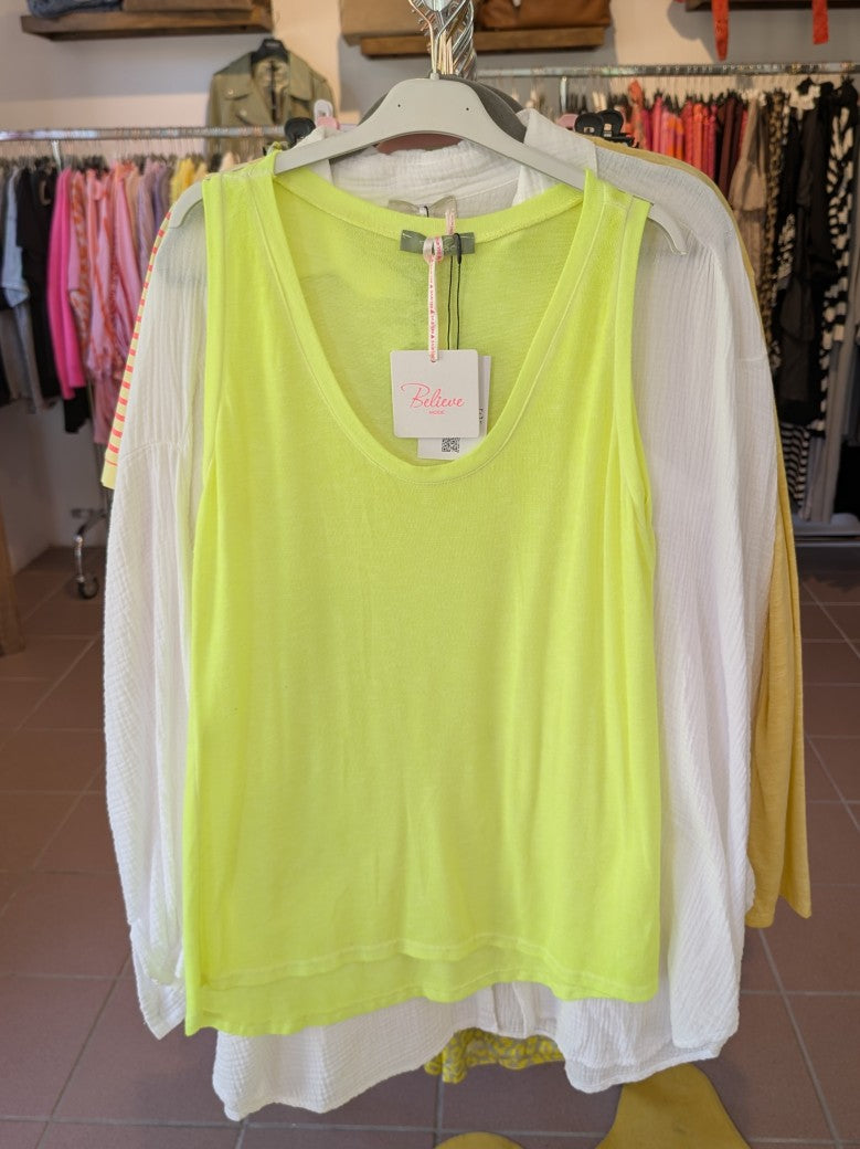 Genieße den Sommer in diesem beliebten Top von BELIEVE in leuchtendem Neon Gelb aus bequemer Baumwolle und in lässiger Passform!