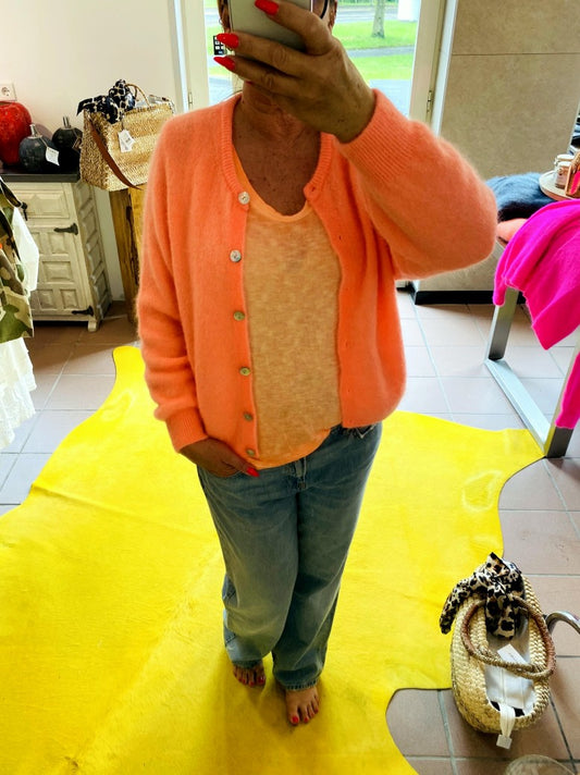 Genieße den Sommer in diesem beliebten langen Top von BELIEVE in leuchtendem Neon Orange aus bequemer Baumwolle und in lässiger Passform!