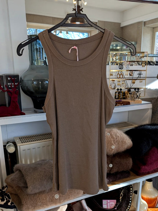 Klassisches Baumwoll-Top mit gerippter Struktur in Dark Taupe - vielseitige Styling-Kombinationen von Casual bis elegant. Unverzichtbares Basis-Piece!