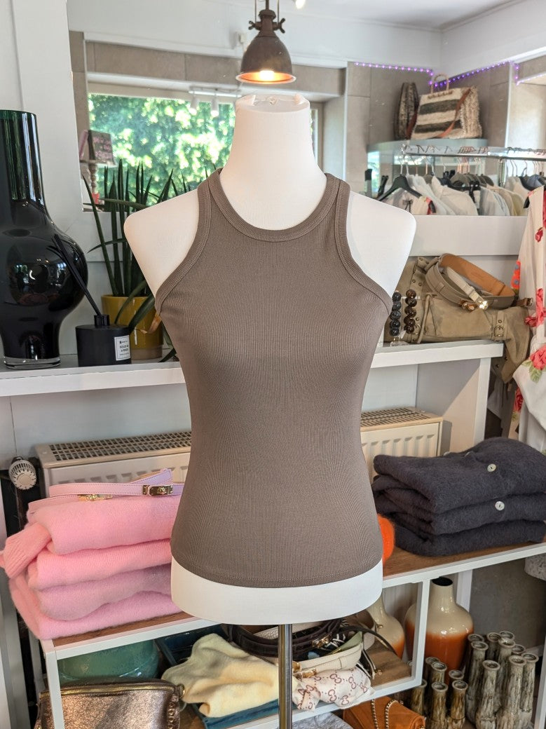 Klassisches Baumwoll-Top mit gerippter Struktur in Dark Taupe - vielseitige Styling-Kombinationen von Casual bis elegant. Unverzichtbares Basis-Piece!