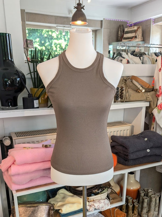 Klassisches Baumwoll-Top mit gerippter Struktur in Dark Taupe - vielseitige Styling-Kombinationen von Casual bis elegant. Unverzichtbares Basis-Piece!