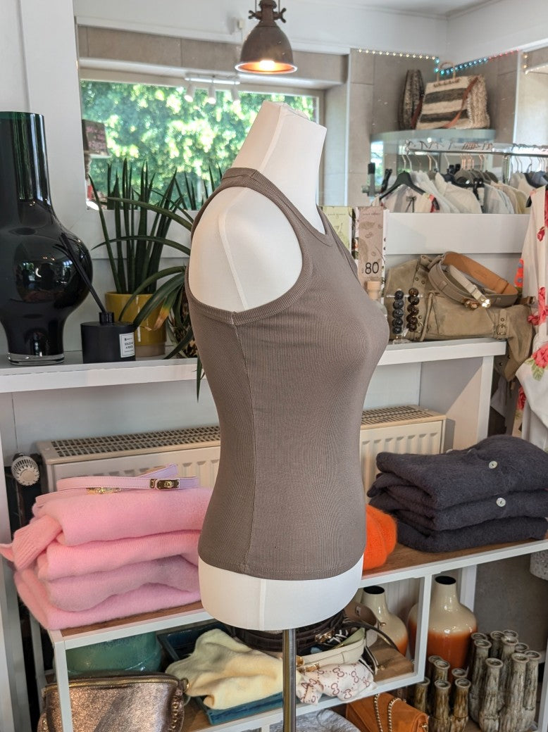 Klassisches Baumwoll-Top mit gerippter Struktur in Dark Taupe - vielseitige Styling-Kombinationen von Casual bis elegant. Unverzichtbares Basis-Piece!