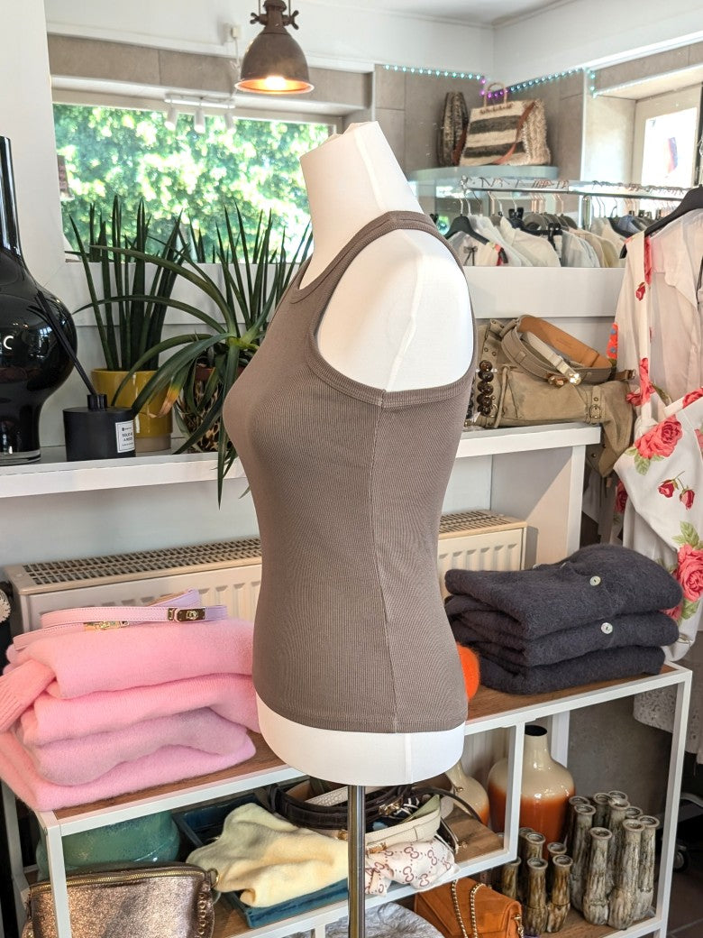 Klassisches Baumwoll-Top mit gerippter Struktur in Dark Taupe - vielseitige Styling-Kombinationen von Casual bis elegant. Unverzichtbares Basis-Piece!