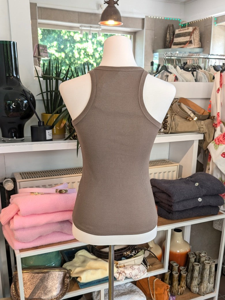 Klassisches Baumwoll-Top mit gerippter Struktur in Dark Taupe - vielseitige Styling-Kombinationen von Casual bis elegant. Unverzichtbares Basis-Piece!