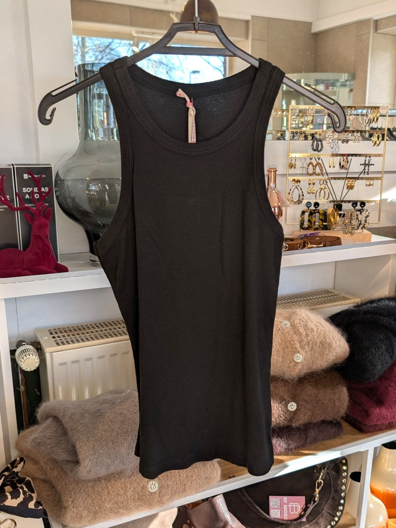 Klassisches Baumwoll-Top mit gerippter Struktur in Schwarz - vielseitige Styling-Kombinationen von Casual bis elegant. Unverzichtbares Basis-Piece!