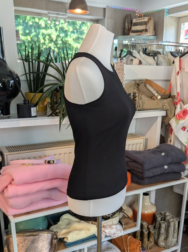 Klassisches Baumwoll-Top mit gerippter Struktur in Schwarz - vielseitige Styling-Kombinationen von Casual bis elegant. Unverzichtbares Basis-Piece!