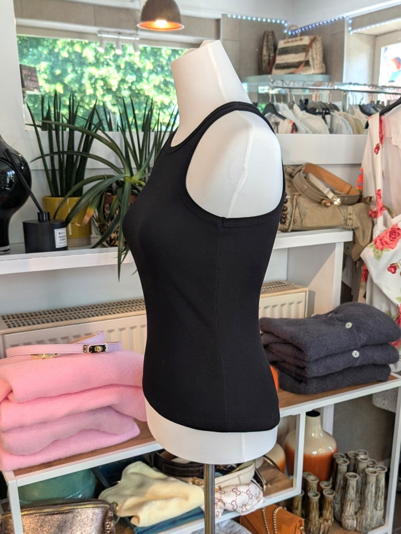 Klassisches Baumwoll-Top mit gerippter Struktur in Schwarz - vielseitige Styling-Kombinationen von Casual bis elegant. Unverzichtbares Basis-Piece!