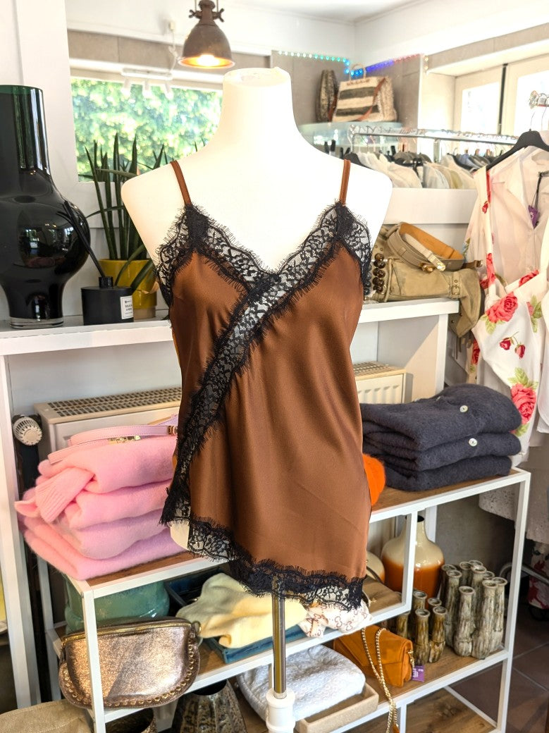 Elegantes seidiges asymmetrisches Satin-Top in warmem Kupferbraun, verfeinert durch zarte schwarze Spitzendetails. Qualität und Komfort, den Sie verdienen!