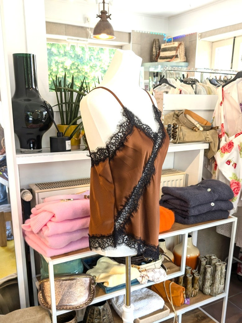 Elegantes seidiges asymmetrisches Satin-Top in warmem Kupferbraun, verfeinert durch zarte schwarze Spitzendetails. Qualität und Komfort, den Sie verdienen!