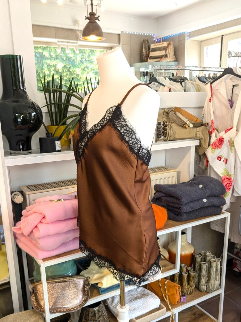 Elegantes seidiges asymmetrisches Satin-Top in warmem Kupferbraun, verfeinert durch zarte schwarze Spitzendetails. Qualität und Komfort, den Sie verdienen!