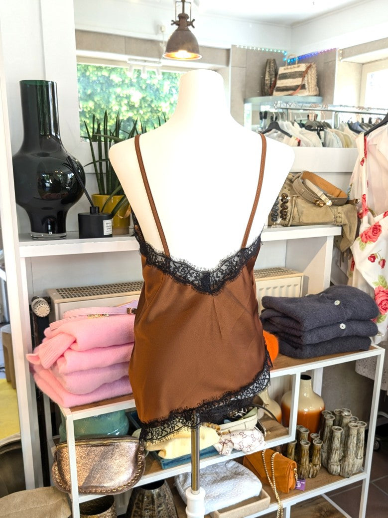 Elegantes seidiges asymmetrisches Satin-Top in warmem Kupferbraun, verfeinert durch zarte schwarze Spitzendetails. Qualität und Komfort, den Sie verdienen!