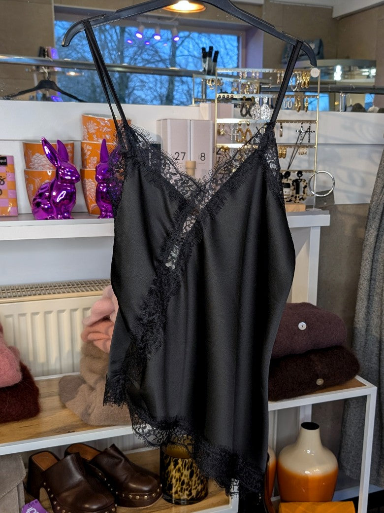 Elegantes seidiges asymmetrisches Satin-Top in klassischem Schwarz, verfeinert durch zarte schwarze Spitzendetails. Qualität und Komfort, den Sie verdienen!