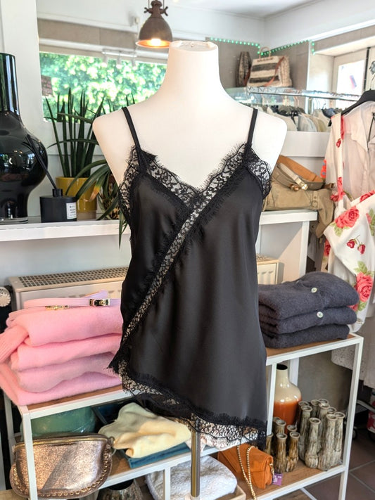Elegantes seidiges asymmetrisches Satin-Top in klassischem Schwarz, verfeinert durch zarte schwarze Spitzendetails. Qualität und Komfort, den Sie verdienen!