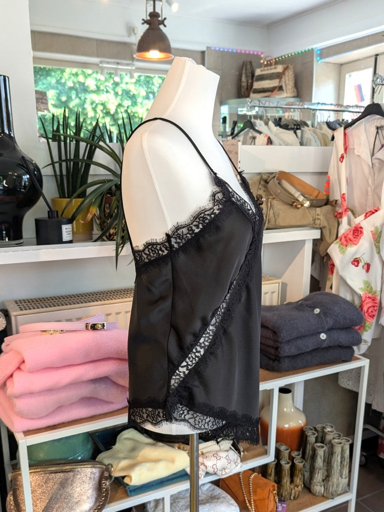 Elegantes seidiges asymmetrisches Satin-Top in klassischem Schwarz, verfeinert durch zarte schwarze Spitzendetails. Qualität und Komfort, den Sie verdienen!