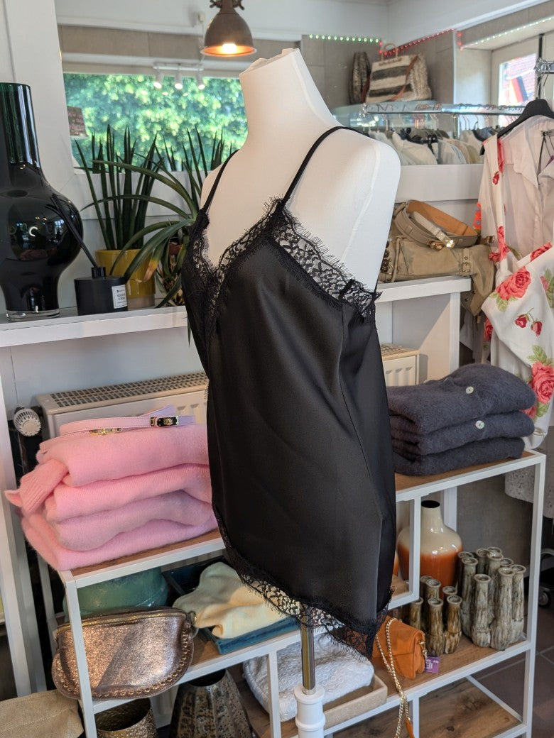 Elegantes seidiges asymmetrisches Satin-Top in klassischem Schwarz, verfeinert durch zarte schwarze Spitzendetails. Qualität und Komfort, den Sie verdienen!