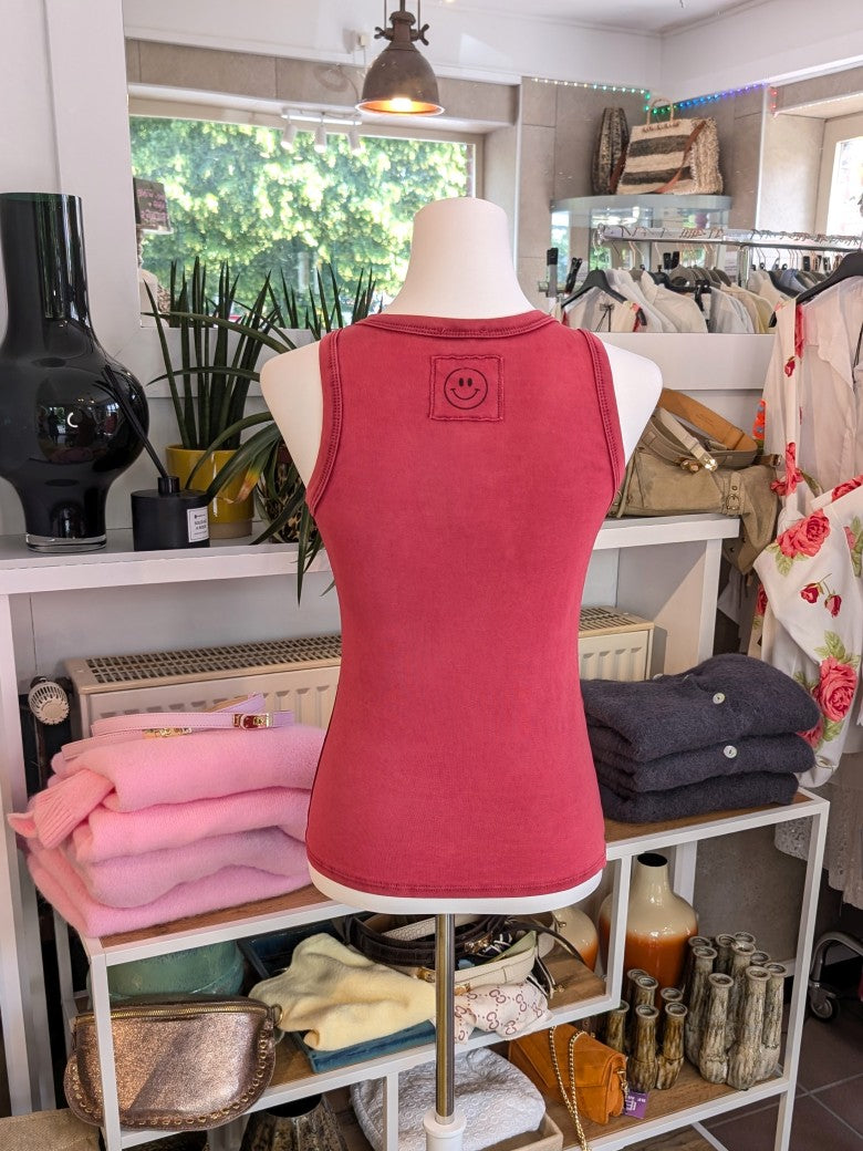 Klassisches Top mit Smiley in sehr schönem Rot aus hochwertiger Baumwolle - perfekt für entspannte Tage oder als Statement-Piece zu deinem Lieblingslook.