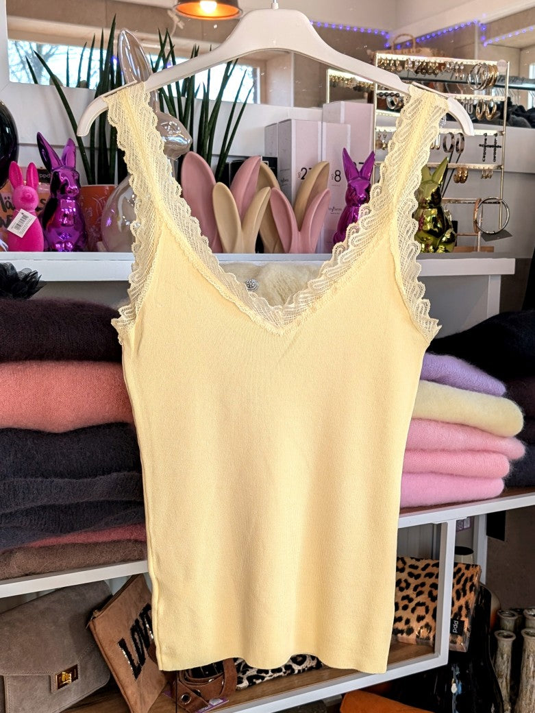 Elegantes Stricktop aus hochwertiger Viskose mit Spitze in Butter Yellow Gelb. Anschmiegsames fließendes Material - Qualität und Komfort, den Sie verdienen!