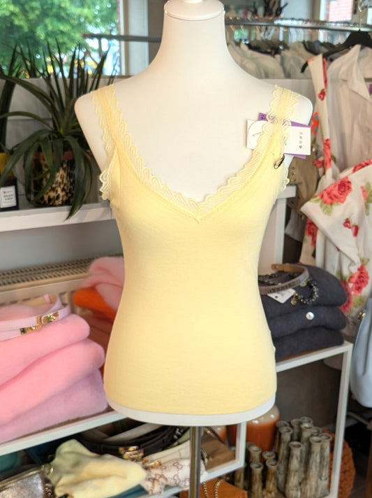 Elegantes Stricktop aus hochwertiger Viskose mit Spitze in Butter Yellow Gelb. Anschmiegsames fließendes Material - Qualität und Komfort, den Sie verdienen!
