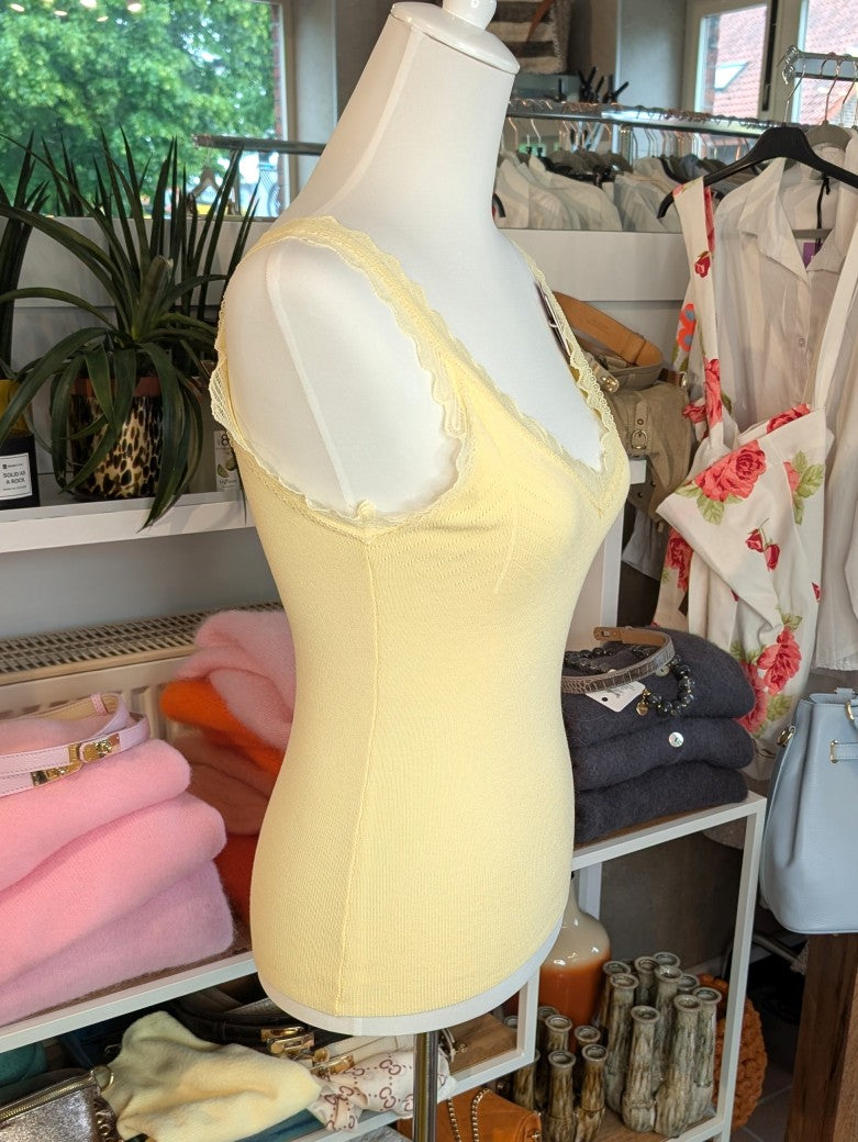 Elegantes Stricktop aus hochwertiger Viskose mit Spitze in Butter Yellow Gelb. Anschmiegsames fließendes Material - Qualität und Komfort, den Sie verdienen!