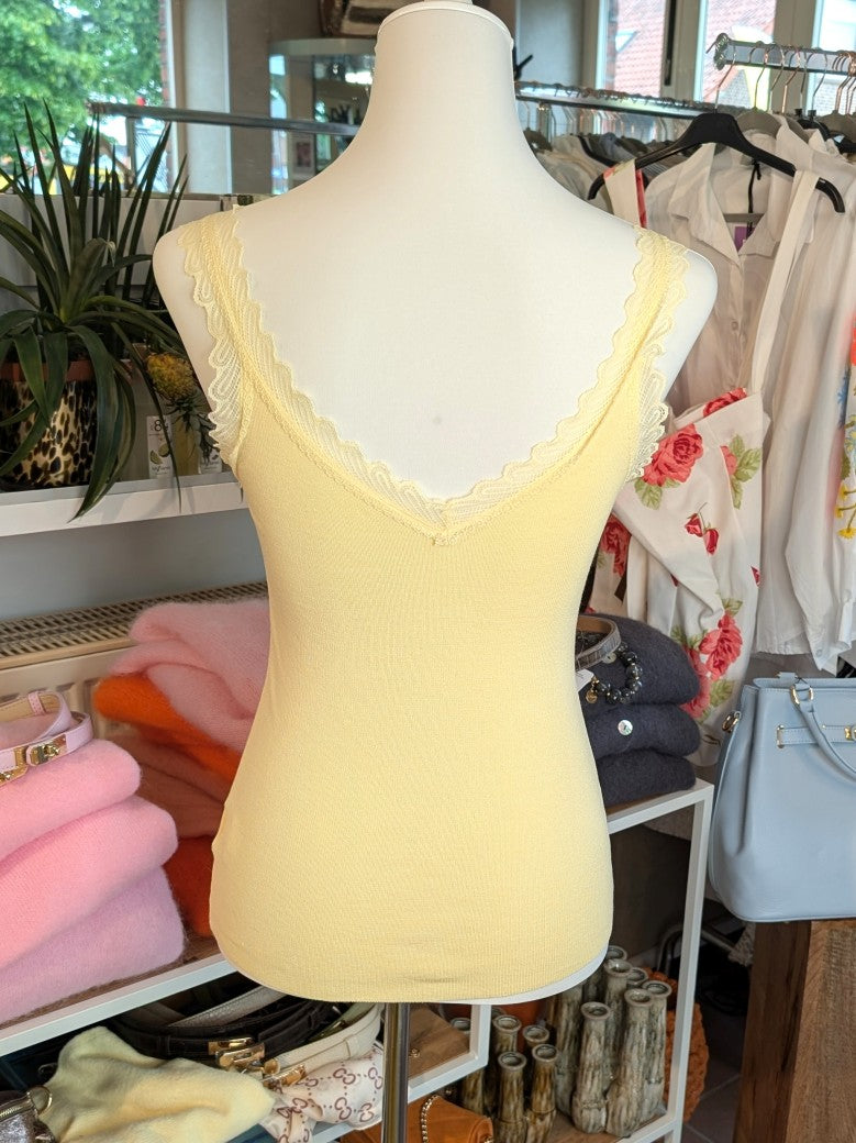 Elegantes Stricktop aus hochwertiger Viskose mit Spitze in Butter Yellow Gelb. Anschmiegsames fließendes Material - Qualität und Komfort, den Sie verdienen!