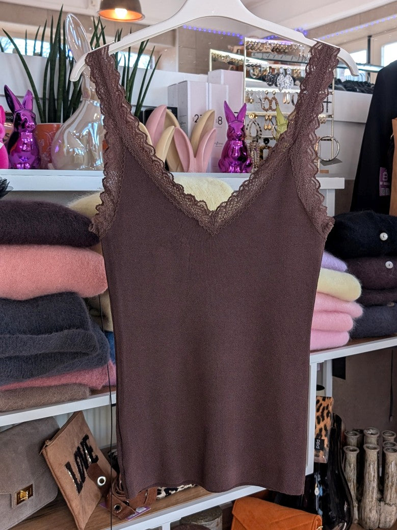Elegantes Stricktop aus hochwertiger Viskose mit Spitze in Coffee Braun. Anschmiegsames fließendes Material - Qualität und Komfort, den Sie verdienen!