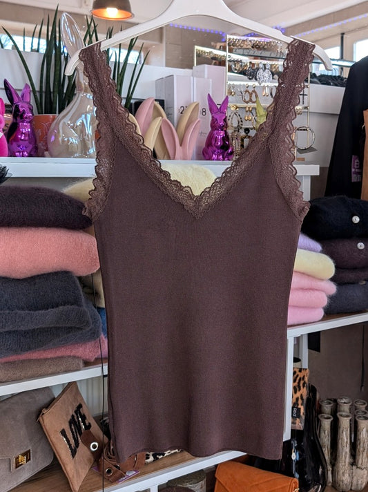 Elegantes Stricktop aus hochwertiger Viskose mit Spitze in Coffee Braun. Anschmiegsames fließendes Material - Qualität und Komfort, den Sie verdienen!