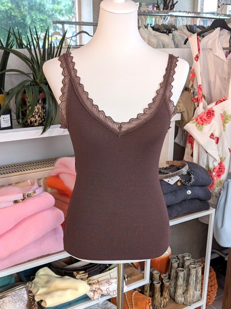 Elegantes Stricktop aus hochwertiger Viskose mit Spitze in Coffee Braun. Anschmiegsames fließendes Material - Qualität und Komfort, den Sie verdienen!