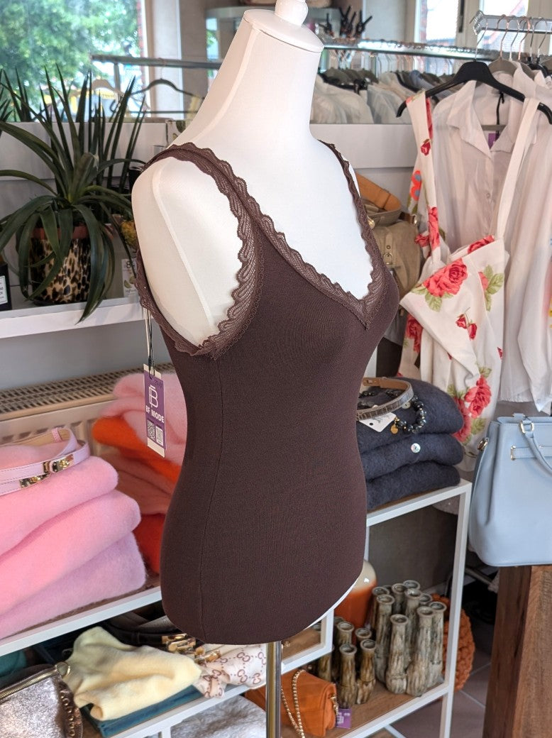 Elegantes Stricktop aus hochwertiger Viskose mit Spitze in Coffee Braun. Anschmiegsames fließendes Material - Qualität und Komfort, den Sie verdienen!