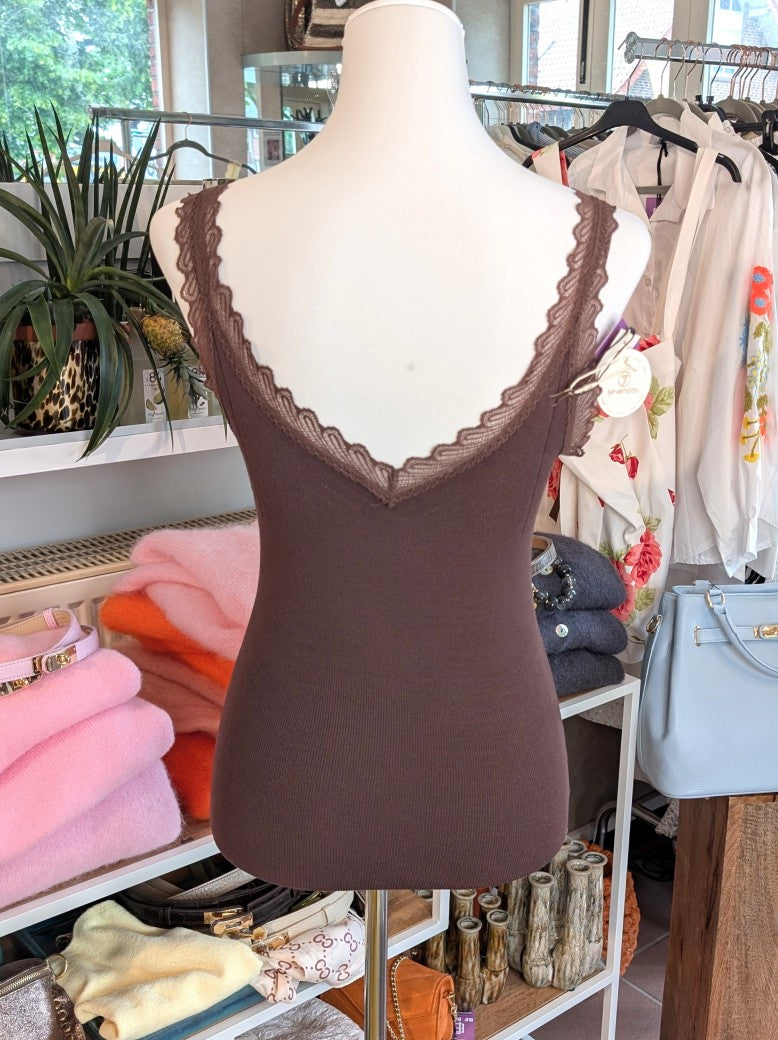 Elegantes Stricktop aus hochwertiger Viskose mit Spitze in Coffee Braun. Anschmiegsames fließendes Material - Qualität und Komfort, den Sie verdienen!
