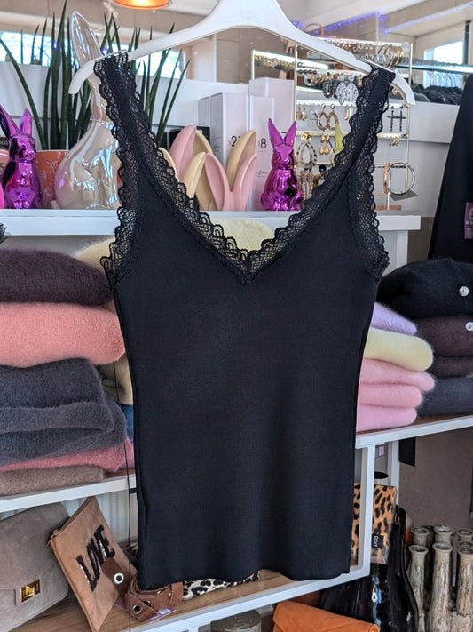 Elegantes Stricktop aus hochwertiger Viskose mit Spitze in Schwarz. Anschmiegsames fließendes Material - Qualität und Komfort, den Sie verdienen!