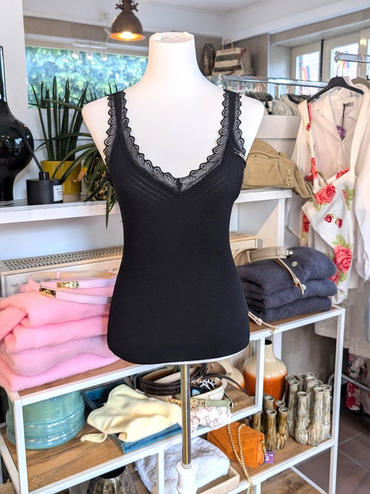 Elegantes Stricktop aus hochwertiger Viskose mit Spitze in Schwarz. Anschmiegsames fließendes Material - Qualität und Komfort, den Sie verdienen!