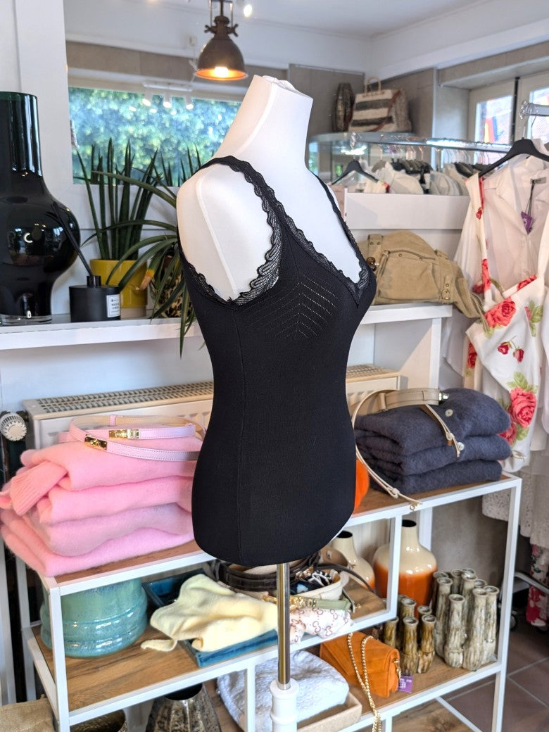 Elegantes Stricktop aus hochwertiger Viskose mit Spitze in Schwarz. Anschmiegsames fließendes Material - Qualität und Komfort, den Sie verdienen!