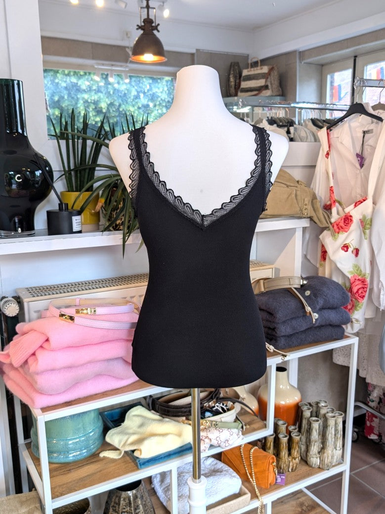 Elegantes Stricktop aus hochwertiger Viskose mit Spitze in Schwarz. Anschmiegsames fließendes Material - Qualität und Komfort, den Sie verdienen!