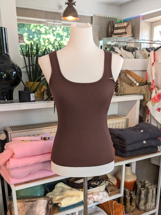 Elegantes Stricktop aus hochwertiger Viskose-Mischung in Coffee Braun. Anschmiegsames fließendes Material - Qualität und Komfort, den Sie verdienen!