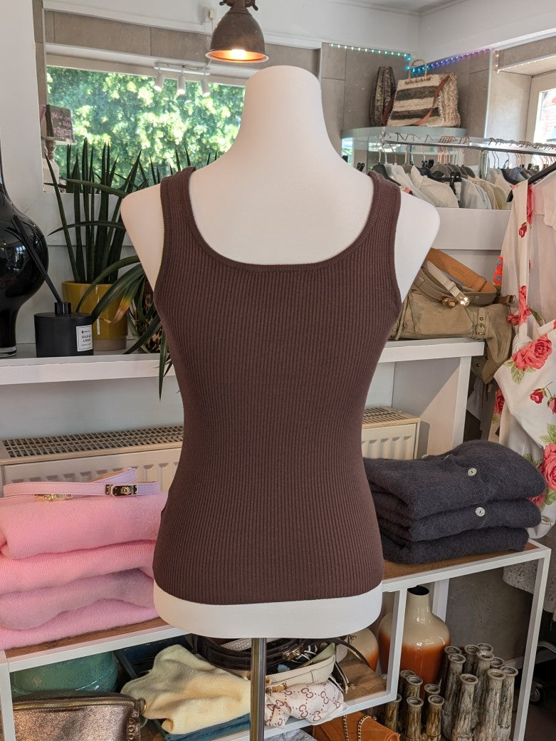 Elegantes Stricktop aus hochwertiger Viskose-Mischung in Coffee Braun. Anschmiegsames fließendes Material - Qualität und Komfort, den Sie verdienen!