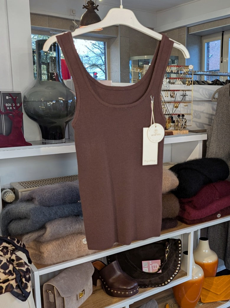 Elegantes Stricktop aus hochwertiger Viskose-Nylon-Mischung in Coffee Braun. Anschmiegsames fließendes Material - Qualität und Komfort, den Sie verdienen!