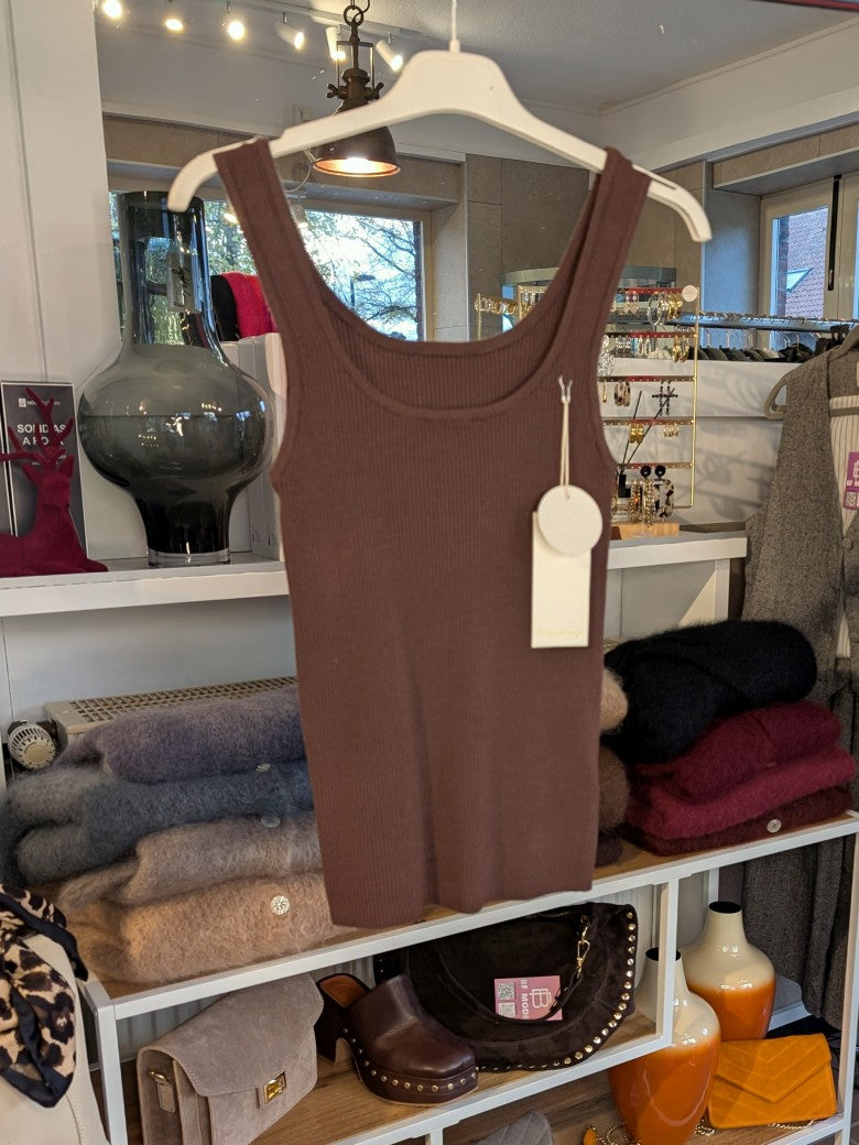 Elegantes Stricktop aus hochwertiger Viskose-Nylon-Mischung in Coffee Braun. Anschmiegsames fließendes Material - Qualität und Komfort, den Sie verdienen!