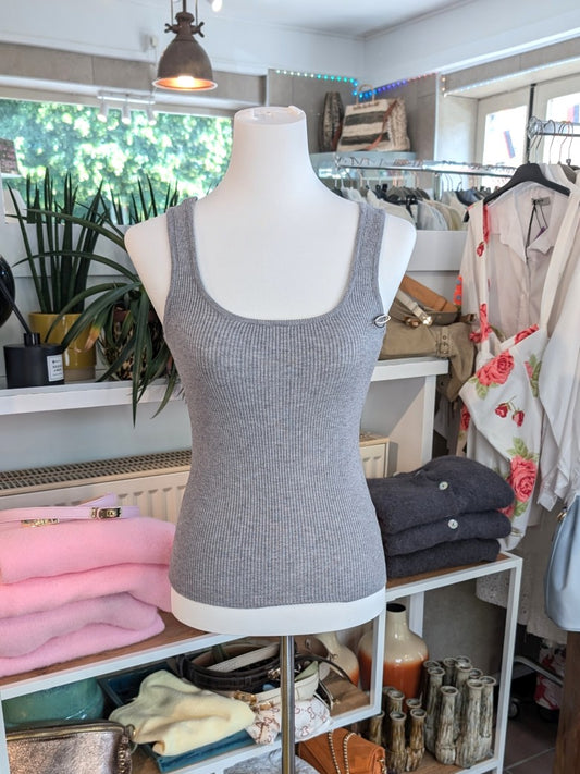 Elegantes Stricktop aus hochwertiger Viskose-Nylon-Mischung in elegantem Grau. Anschmiegsames fließendes Material - Qualität und Komfort, den Sie verdienen!