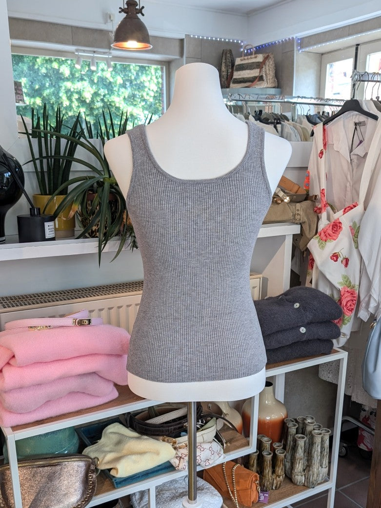 Elegantes Stricktop aus hochwertiger Viskose-Nylon-Mischung in elegantem Grau. Anschmiegsames fließendes Material - Qualität und Komfort, den Sie verdienen!