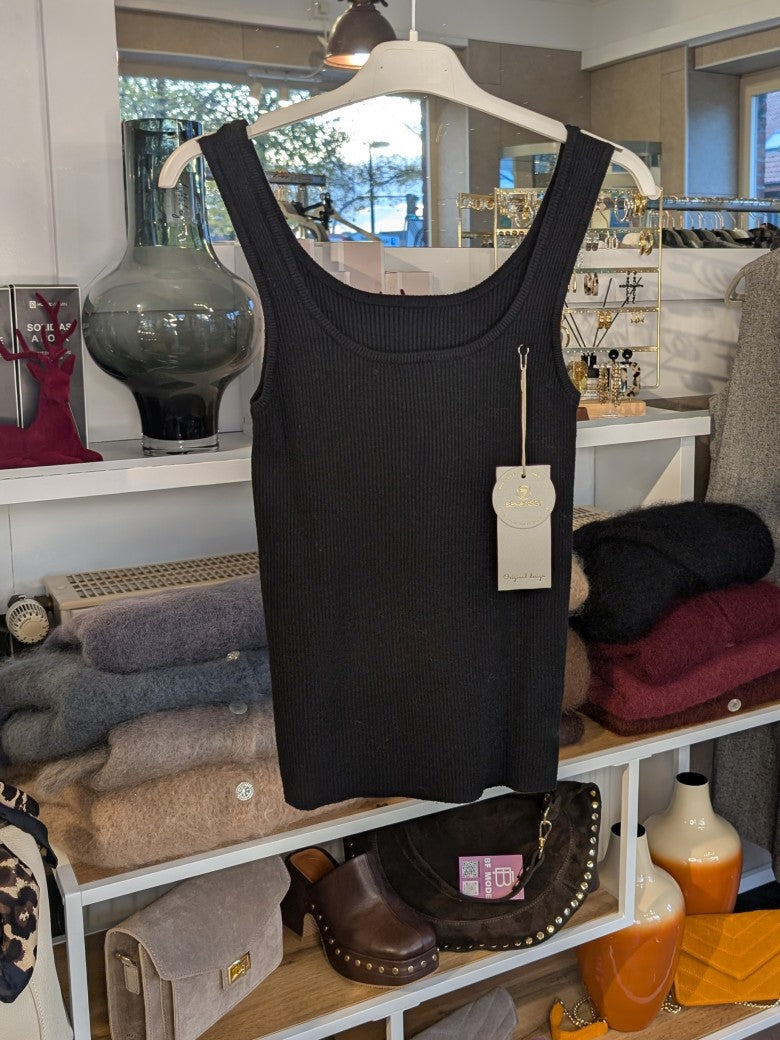 Elegantes Stricktop aus hochwertiger Viskose-Nylon-Mischung in klassischem Schwarz. Anschmiegsames fließendes Material - Qualität und Komfort, den Sie verdienen!