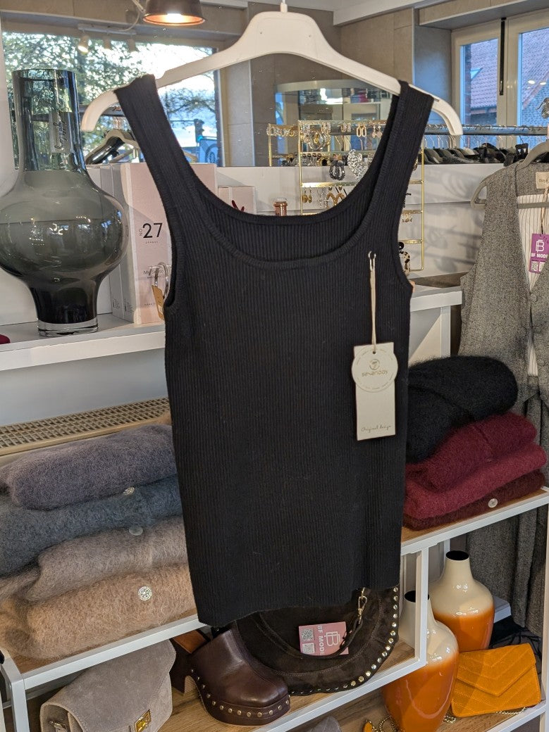 Elegantes Stricktop aus hochwertiger Viskose-Nylon-Mischung in klassischem Schwarz. Anschmiegsames fließendes Material - Qualität und Komfort, den Sie verdienen!