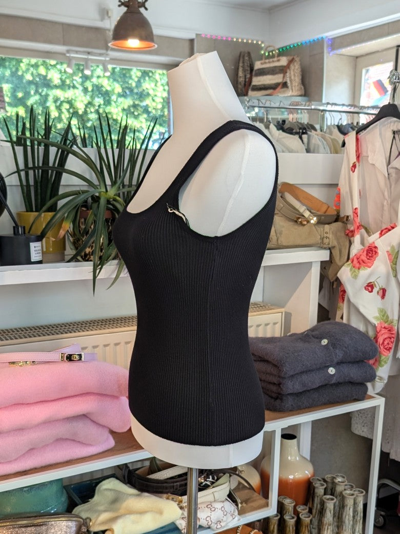 Elegantes Stricktop aus hochwertiger Viskose-Nylon-Mischung in klassischem Schwarz. Anschmiegsames fließendes Material - Qualität und Komfort, den Sie verdienen!