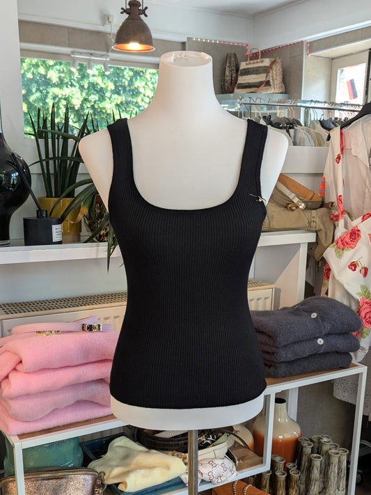 Elegantes Stricktop aus hochwertiger Viskose-Nylon-Mischung in klassischem Schwarz. Anschmiegsames fließendes Material - Qualität und Komfort, den Sie verdienen!