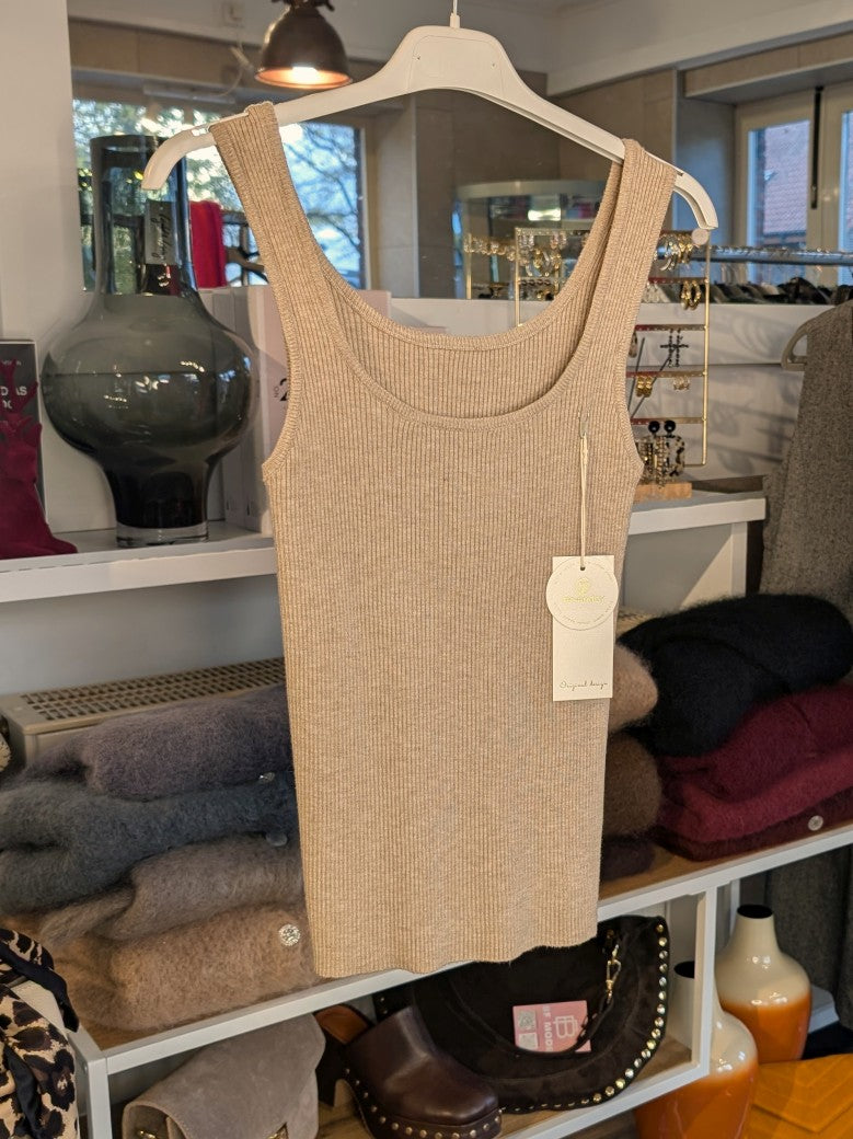 Elegantes Stricktop aus hochwertiger Viskose-Nylon-Mischung in elegantem Taupe. Anschmiegsames fließendes Material - Qualität und Komfort, den Sie verdienen!