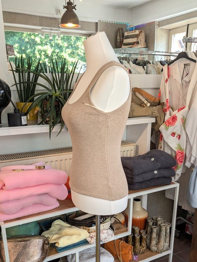 Elegantes Stricktop aus hochwertiger Viskose-Nylon-Mischung in elegantem Taupe. Anschmiegsames fließendes Material - Qualität und Komfort, den Sie verdienen!