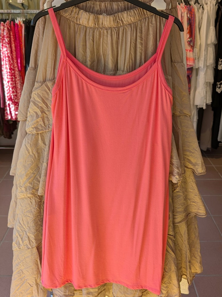 Dieses ultra-lange Top aus weicher Viskose in einem lebendigen Pink setzt modische Akzente und sorgt für ein angenehmes Tragegefühl. Hol`es Dir jetzt!