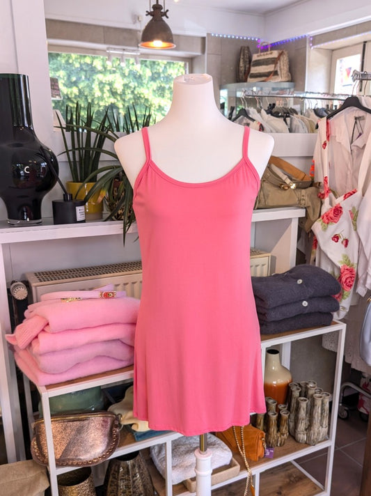 Dieses ultra-lange Top aus weicher Viskose in einem lebendigen Pink setzt modische Akzente und sorgt für ein angenehmes Tragegefühl. Hol`es Dir jetzt!