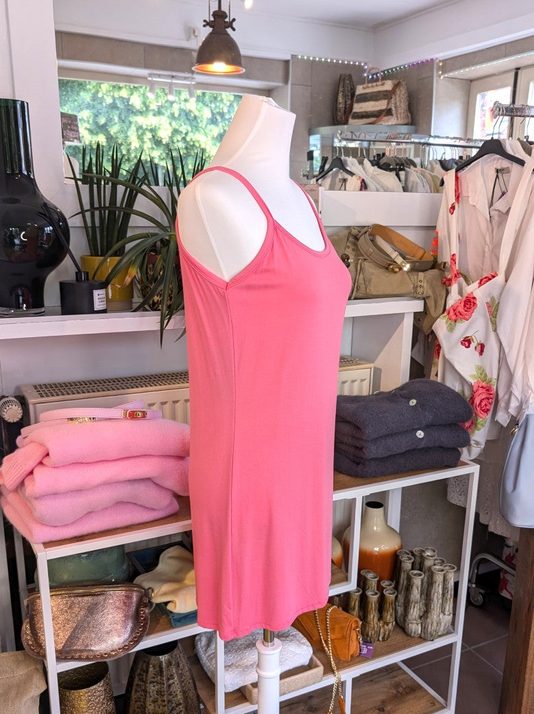 Dieses ultra-lange Top aus weicher Viskose in einem lebendigen Pink setzt modische Akzente und sorgt für ein angenehmes Tragegefühl. Hol`es Dir jetzt!